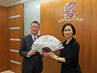 Prof. Wong Suk-ying (right), Associate Vice-President of CUHK, presents a souvenir to Prof. Chao Wei-Liang, Vice-President of Soochow University